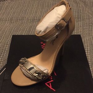 Nude heel size 5.5 brand new